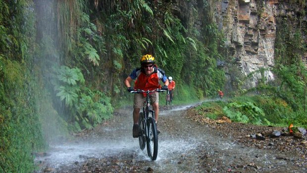 cyklista na Cestě smrti, autor GilCahana at he.wikipedia, 2007 Hlavní foto článku